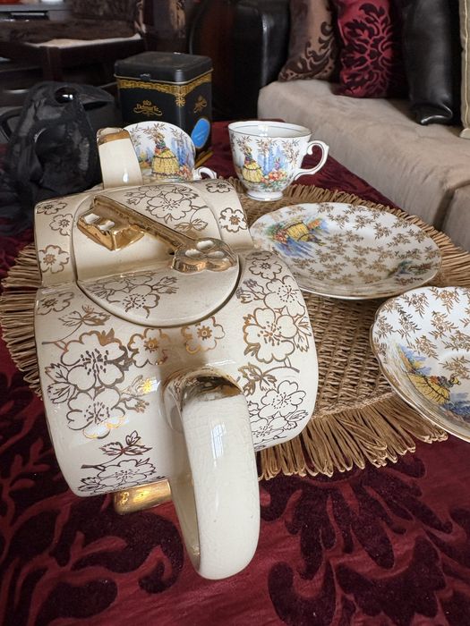 Порцеланов старинен чайник