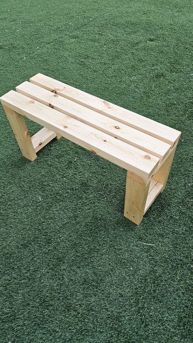 Лавка из дерева в лаке