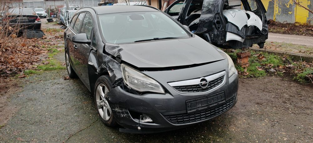Продавам на части Opel Astra J 1.7 CDTI 125к.с.