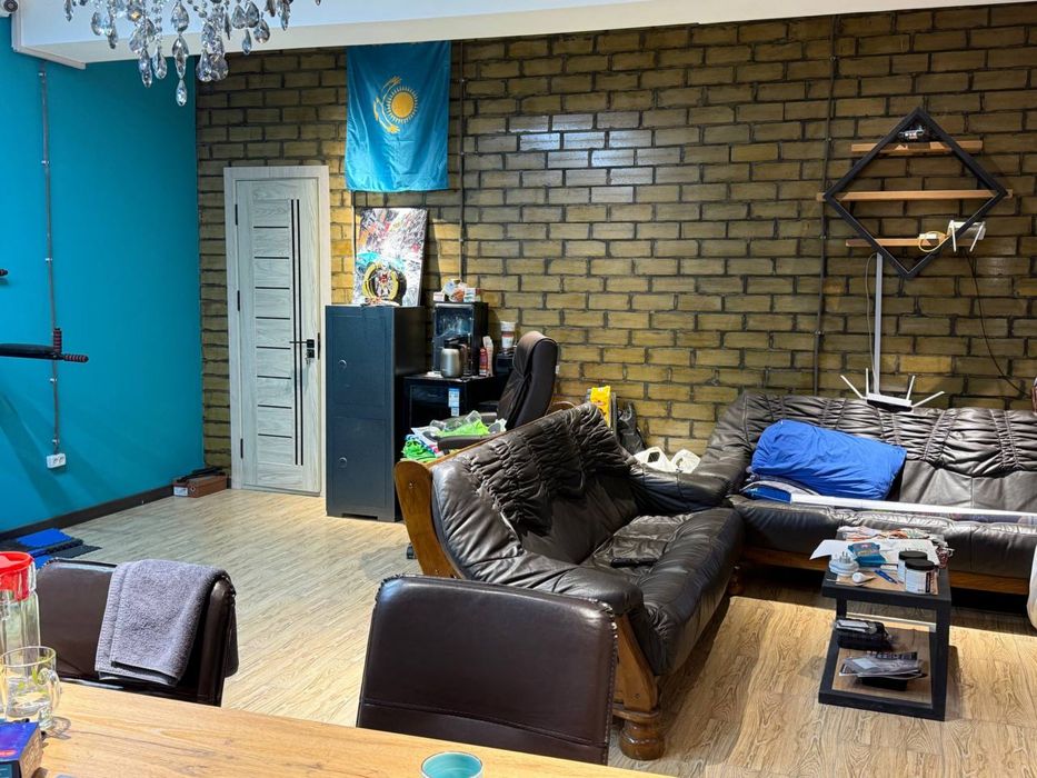 Продается на Дубовой(за Глазной клиникой) офис 117м2 цокольный этаж