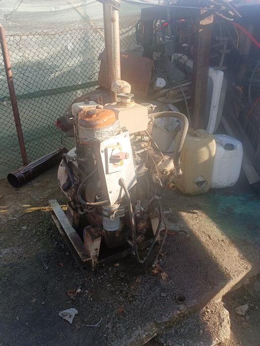 Продавам двуцилиндров двигател чист дизел, от корабен агрегат.