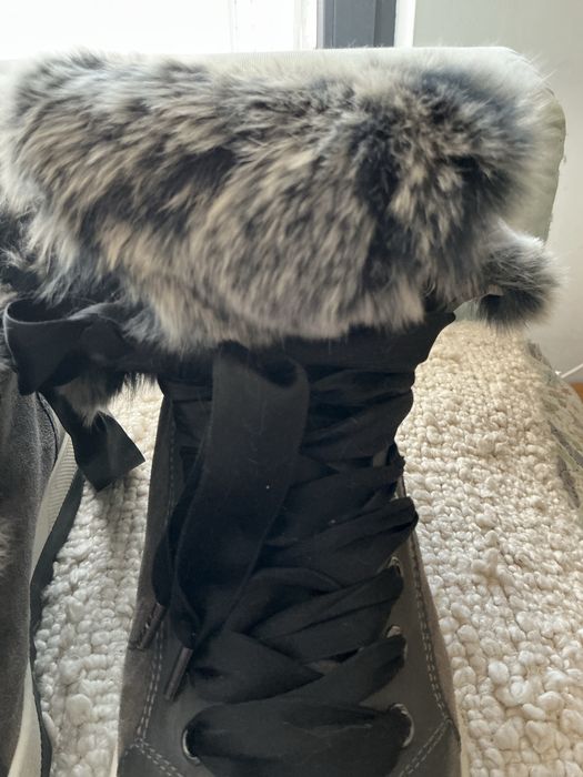 Ghete de piele intoarsa cu blanita decorativa si captusite cu blana 38