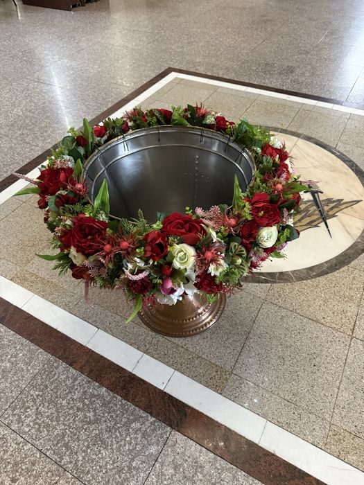 Aranjament cristelniță din flori artificiale. Preț 400 lei/eveniment