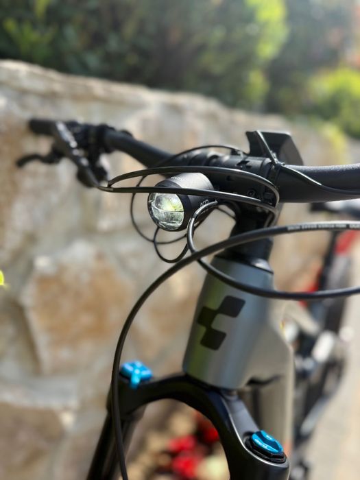 Bicicleta electrica CUBE  carbon 750 w