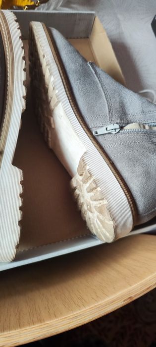 Велурени светли сиви боти с връзки и цип