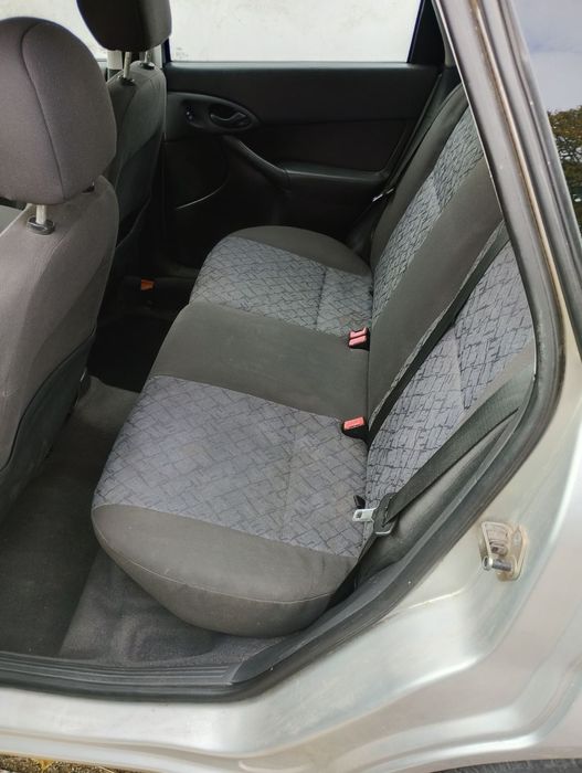 Продавам семеен автомобил