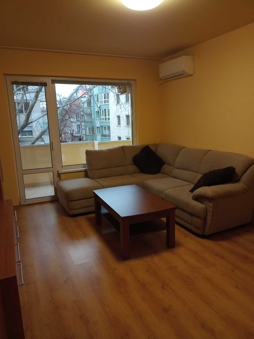 Тристаен апартамент под наем, Варна, Червен площад