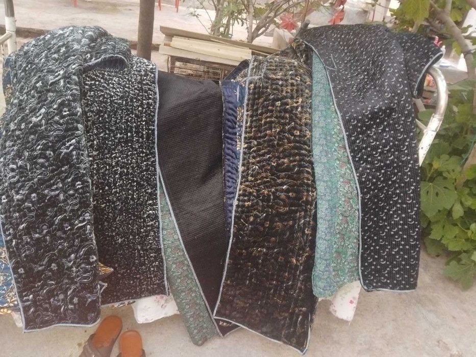 Sifatli va bejirim milliy to'nlar (choponlar) sotiladi