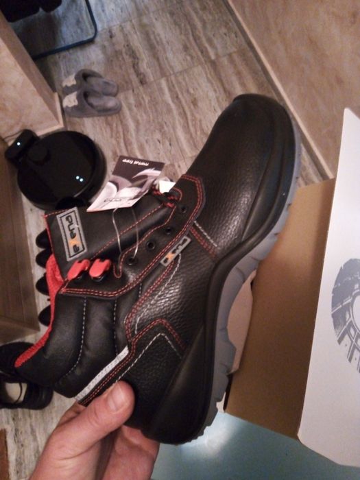 Работни обувки чисто нови.