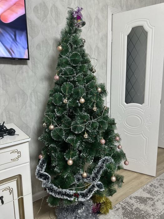 Продаётся искусственная новогодняя ёлка высотой 180 см.