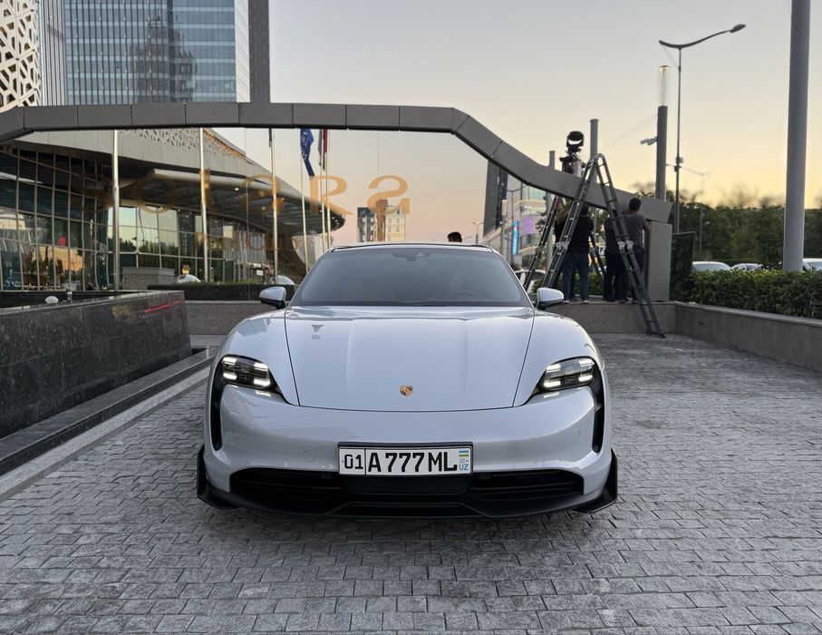Porsche Taycan.