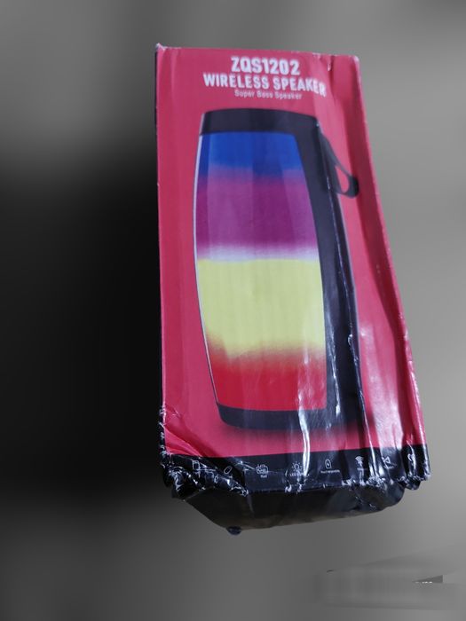 Блутуут тонколона светеща с дискотечен ефект преносима и мощна.