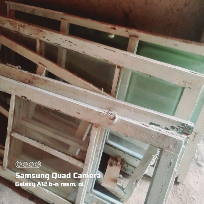 eski eshik oyna ramkalari bor