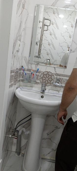 Unitaz bide rakovina oynasi bilan