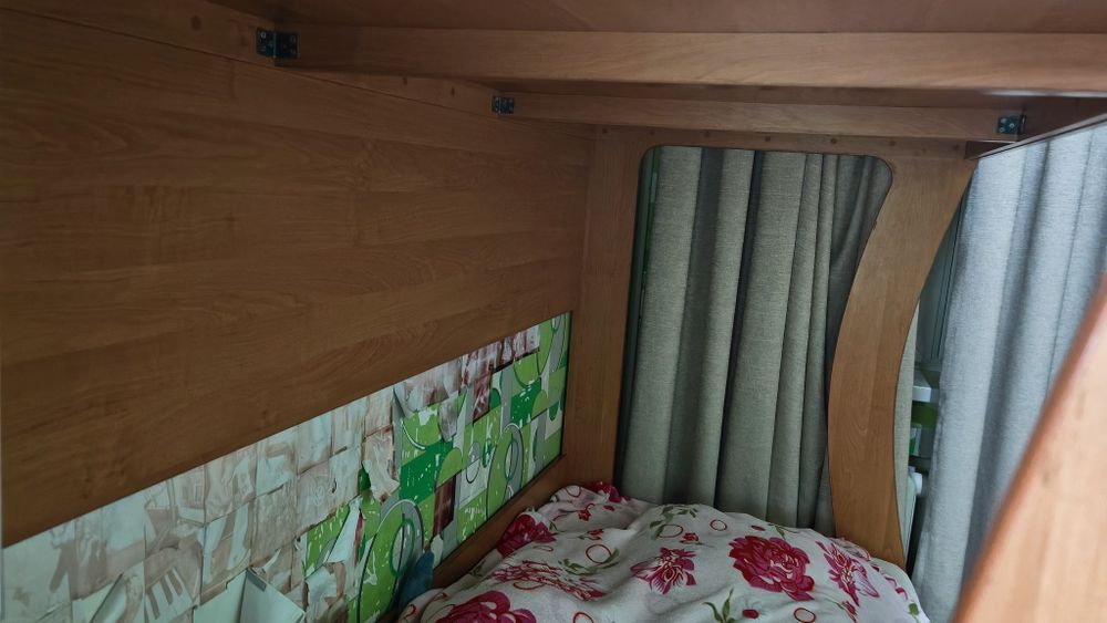 Продаётся кравать двухярусная. В отличном состоянии. С матрасами.