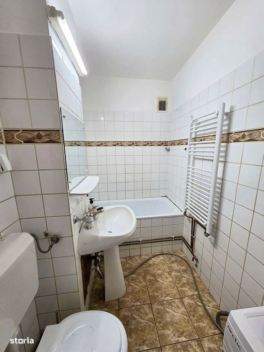 Vand apartament cu o camera cu centrala proprie, 40 mp, bloc 2001