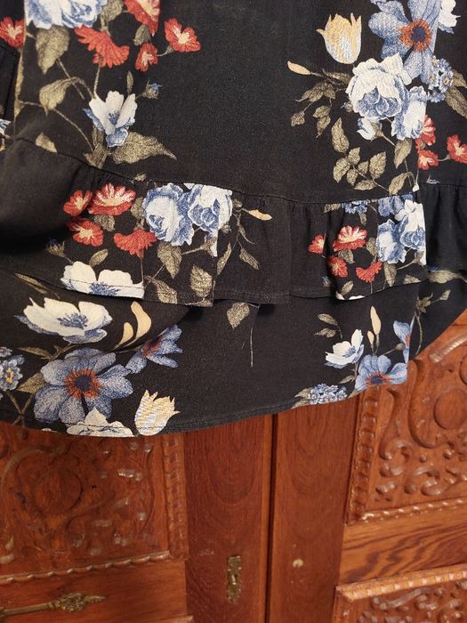 Bluza noua minunata, imprimeu floral, volane, maneci deosebite