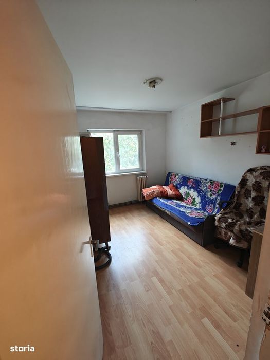 Apartament 3 camere de închiriat, cu balcon