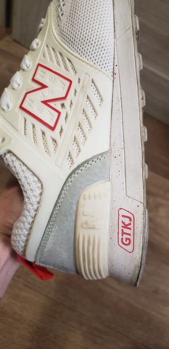 Белые легкие дышащие кроссовки.