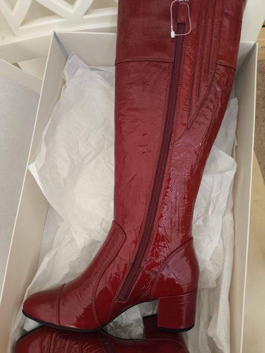 Новые красные лаковые сапоги