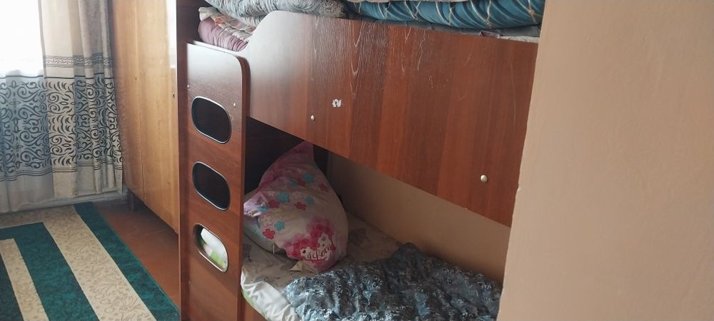 Кровать двухъярусная и шифоньер