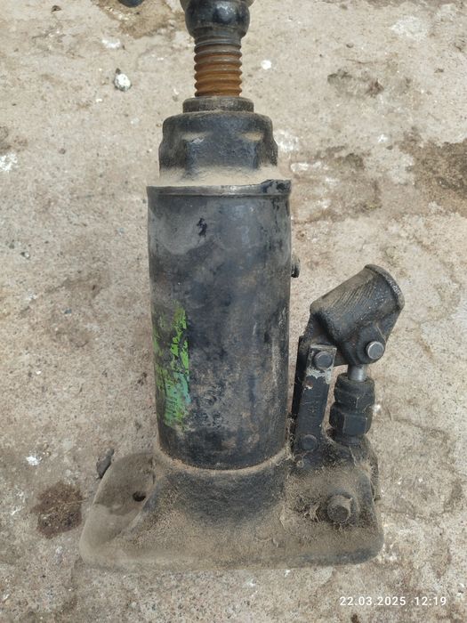 Продам домкрат .