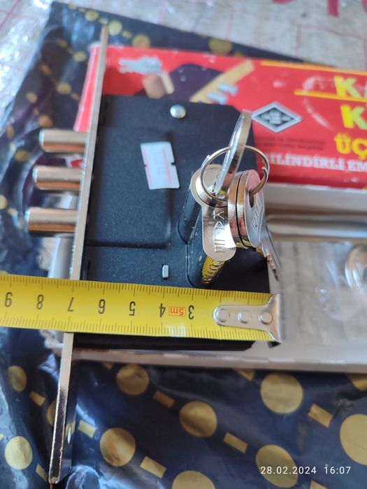 Замок дверной новый