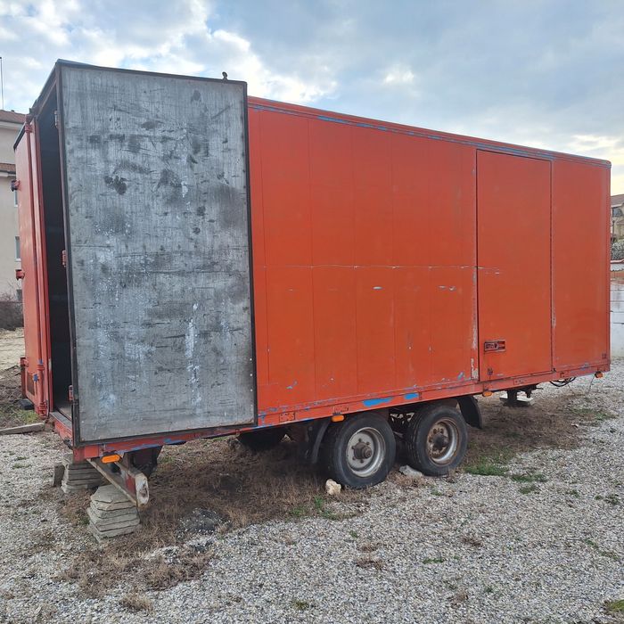 Фургон на гуми...