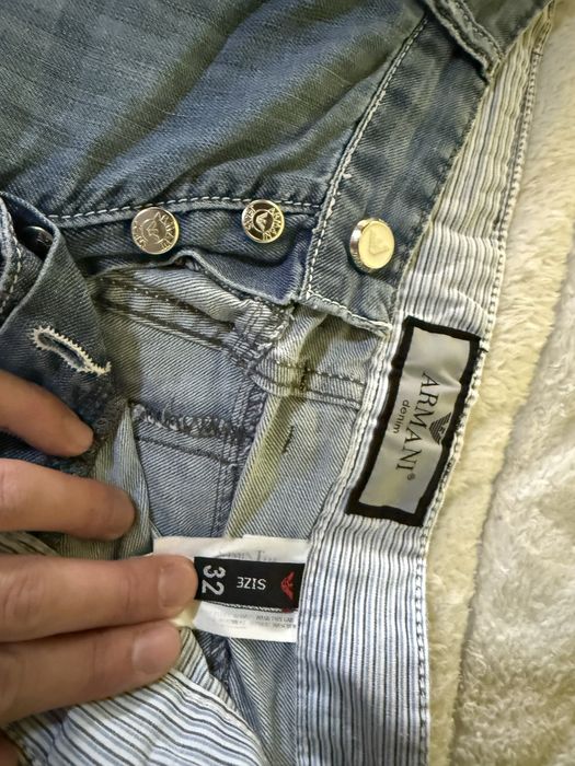 Blugi Emporio Armani originali – Design cu plăcuțe metalice