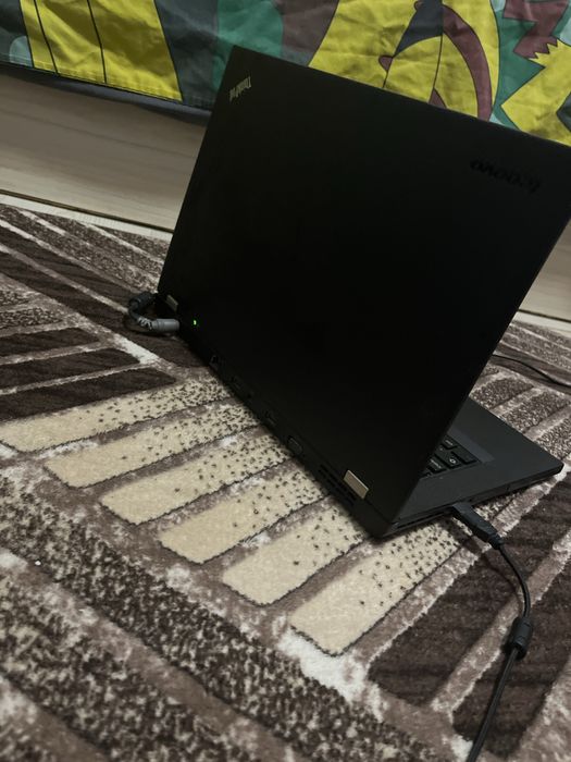 Лаптоп със мишка