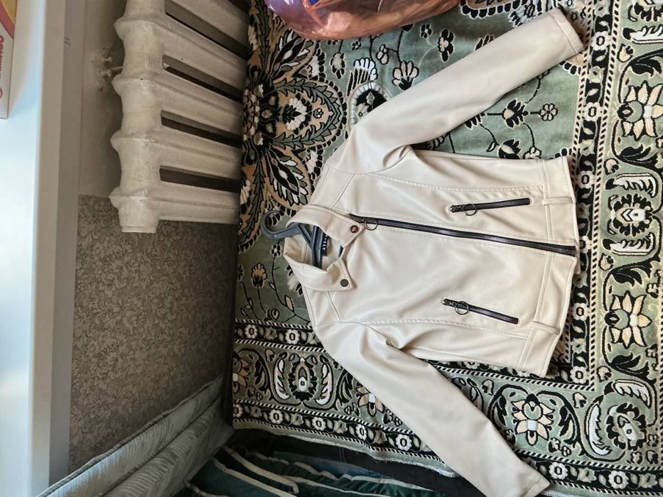 Продается бежевая куртка,в хорошем состоянии.