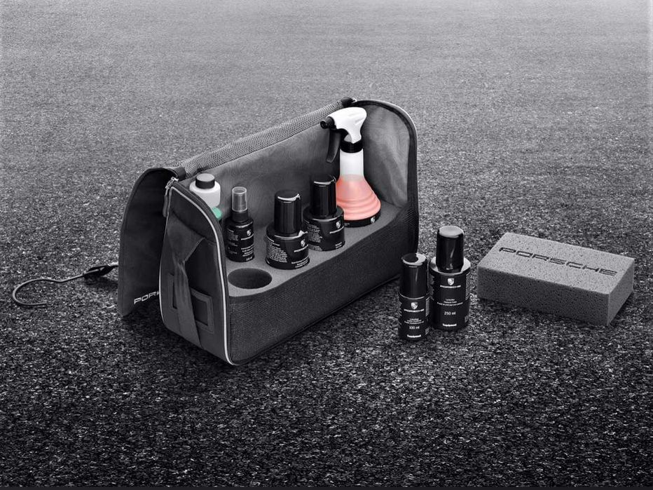 Geanta Set solutii pentru intretinere si cosmetizare originala Porsche