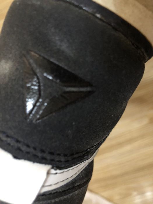 Продаются ботинки.