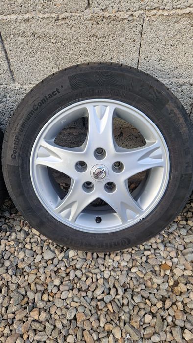 NISSAN Джанти със летни гуми 175/65/15 6J×15  ET40 цо66,1  5×114,3