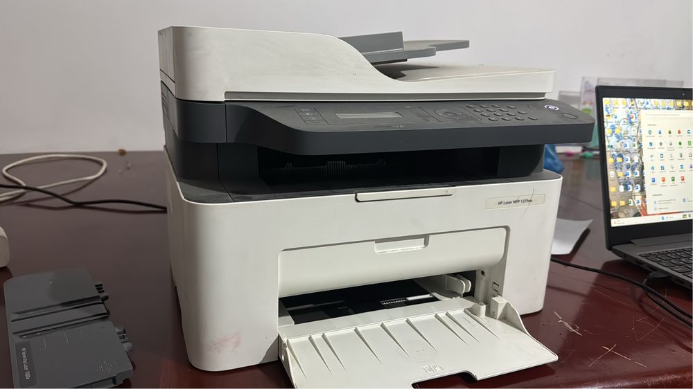 Продам принтер HP Laser MFP 137fnw