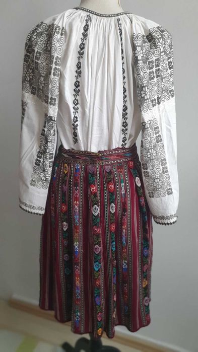 REDUCERE PRET 25%! Costum popular (ie/camasa, valnic/fota/catrinta/zad