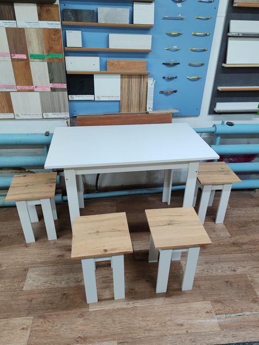 Продам стол кухонный и табуретки