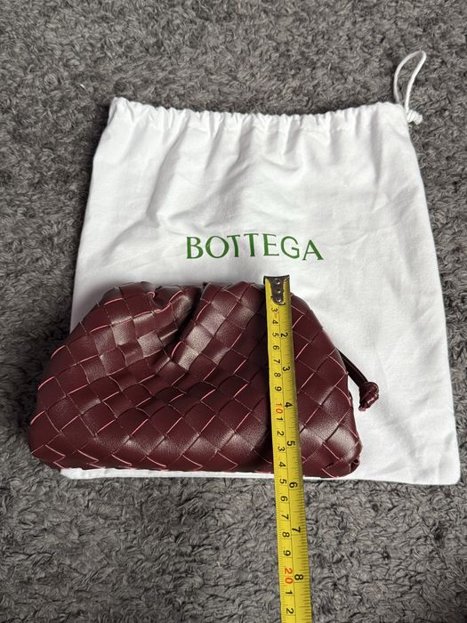 Клъч в цвят бордо по модел на Bottega Venetta