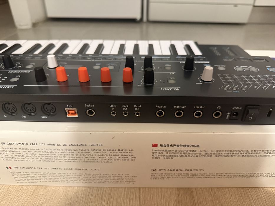 Хибриден аналог-дигитал синтезатор Arturia Minifreak