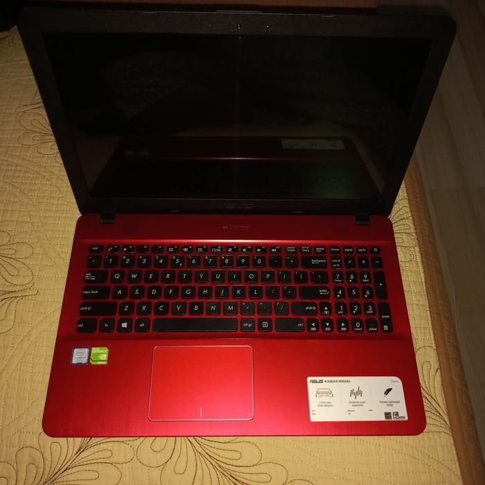 Vând laptop pentru piese