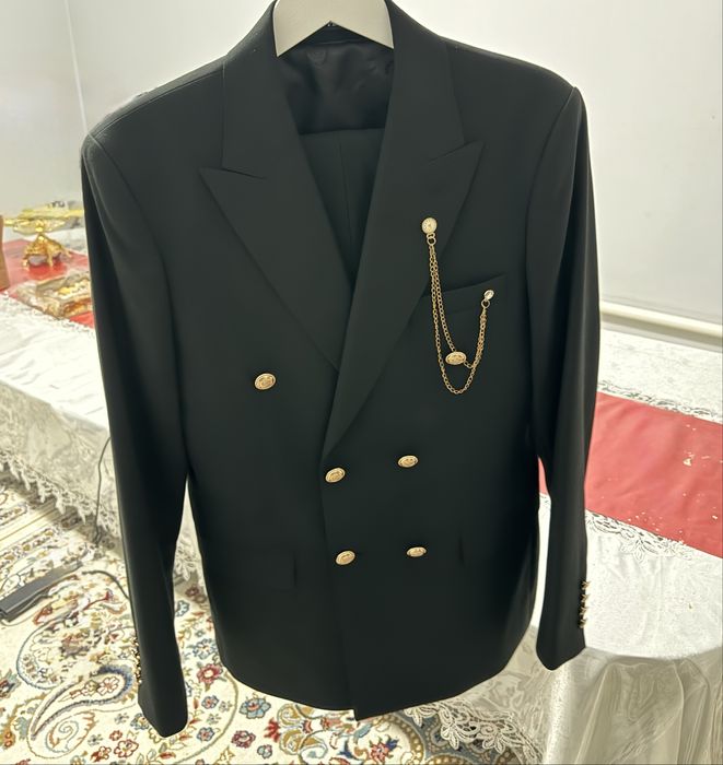 Костюм черный с галстугом