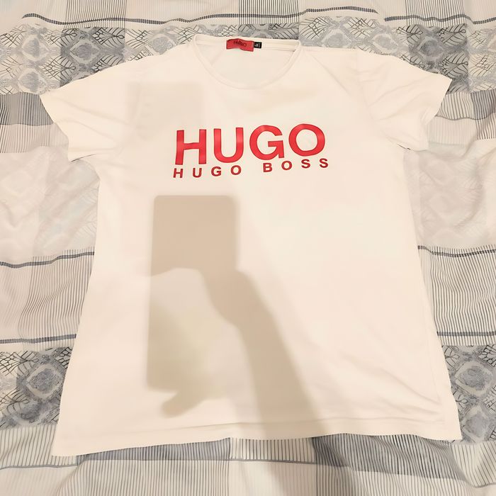 Мъжка  тениска HUGO Hugo Boss – Размер М (Бяла с червено лого)