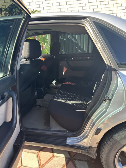 Audi 100 серебристый