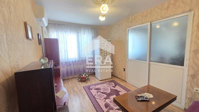 Ексклузивен обзаведен панорамен апартамент с отделна кухня с трапезари
