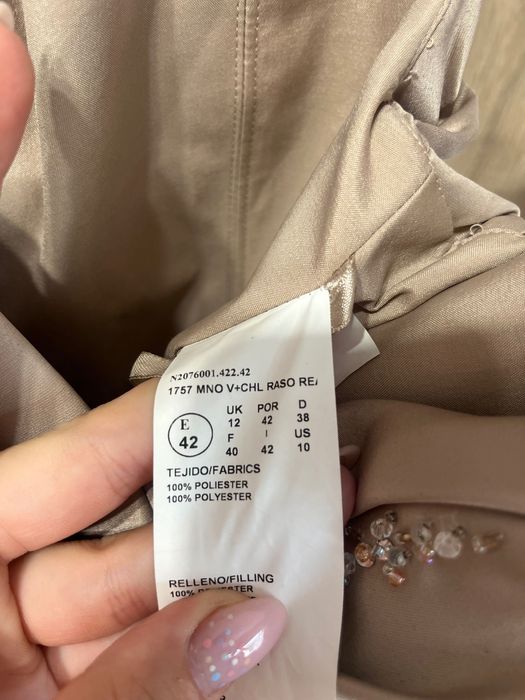 Абитуриентска рокля в неутрален цвят.