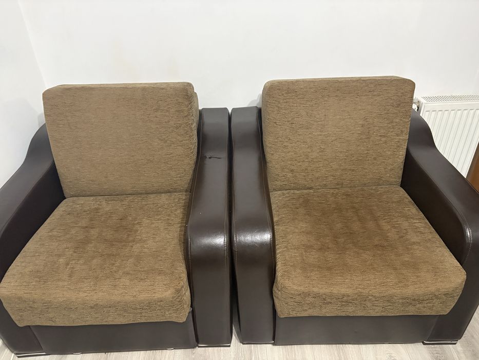 Vind  2 fotolii tip pat din piele