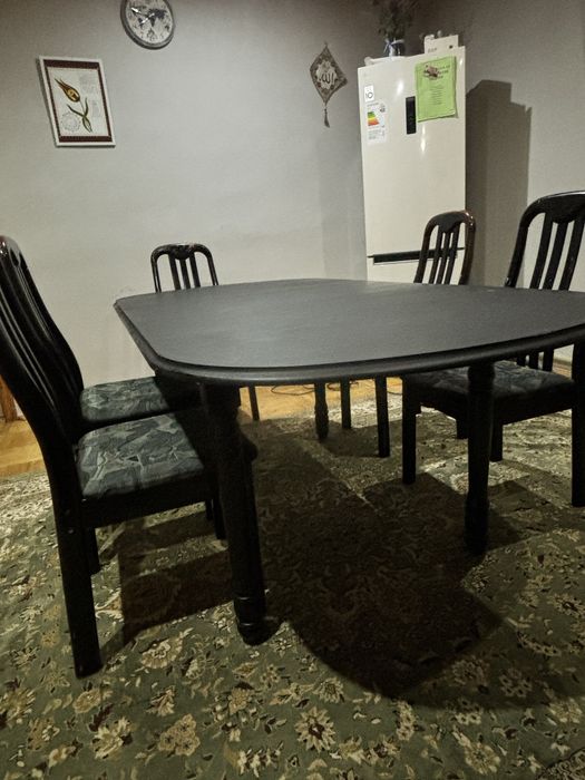 Продаётся обеденный стол с 5 стульями.