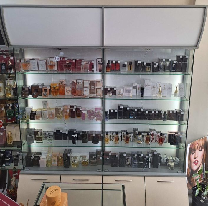 Витрини, кубчета и бюро