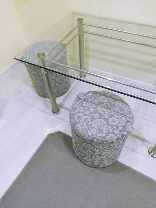 Маса и две табуретки