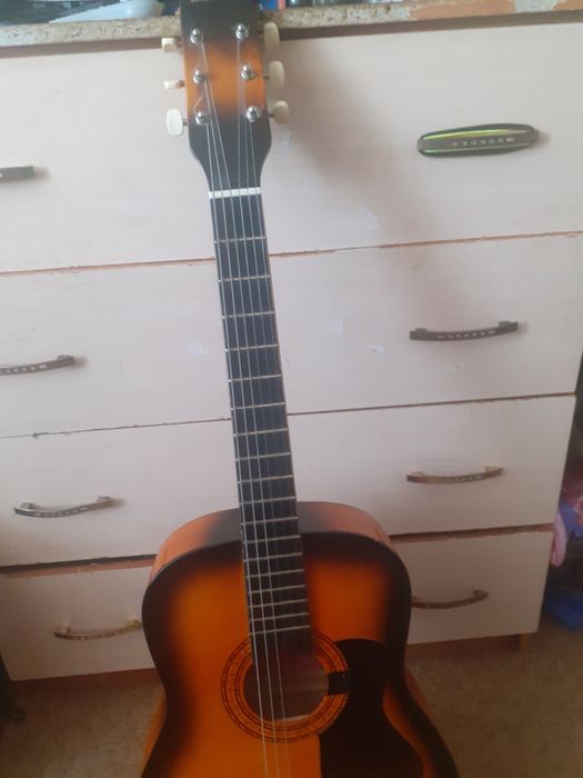 Продам гитару срочно в хорошем состоянии, цена договорная